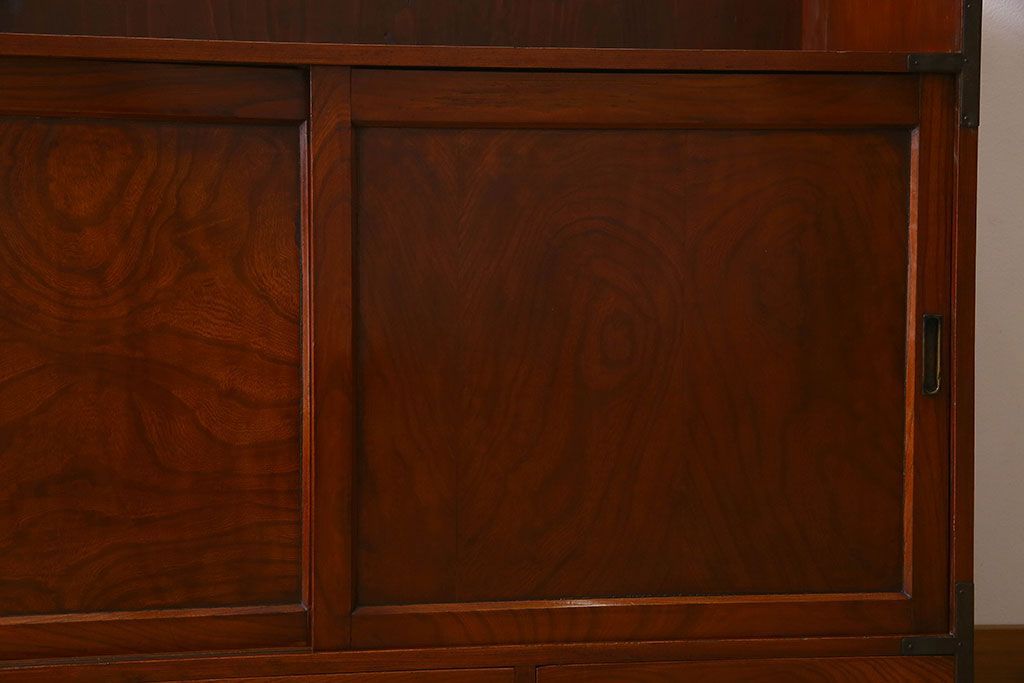 アンティーク家具　和製アンティーク　前面欅材　漆塗りが美しい戸棚(収納棚)