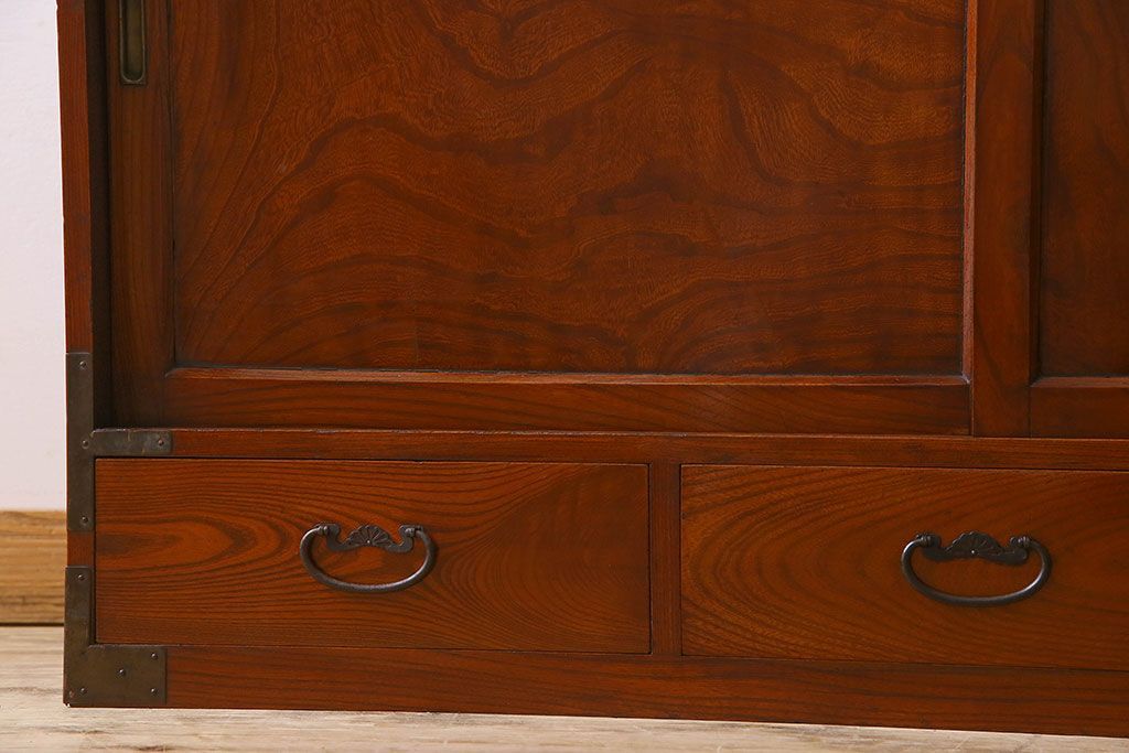 アンティーク家具　和製アンティーク　前面欅材　漆塗りが美しい戸棚(収納棚)