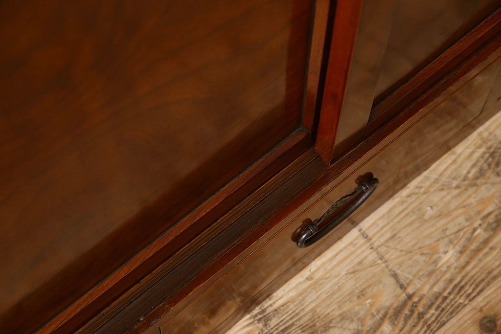 アンティーク家具　和製アンティーク　前面欅材　漆塗りが美しい戸棚(収納棚)
