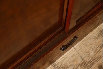 アンティーク家具　和製アンティーク　前面欅材　漆塗りが美しい戸棚(収納棚)