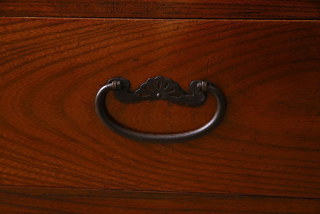 アンティーク家具　和製アンティーク　前面欅材　漆塗りが美しい戸棚(収納棚)