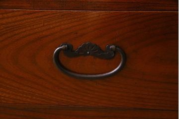 アンティーク家具　和製アンティーク　前面欅材　漆塗りが美しい戸棚(収納棚)