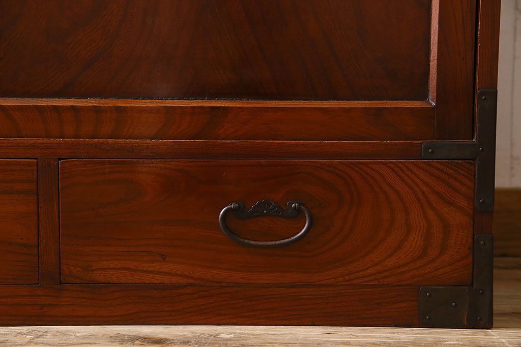 アンティーク家具　和製アンティーク　前面欅材　漆塗りが美しい戸棚(収納棚)