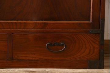 アンティーク家具　和製アンティーク　前面欅材　漆塗りが美しい戸棚(収納棚)