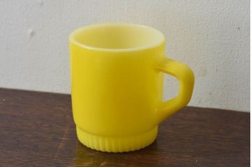 アンティーク雑貨　ビンテージ　ファイヤーキング(FireKing)　1960年代〜1970年代　リブボトムマグ・イエロー