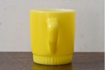 アンティーク雑貨　ビンテージ　ファイヤーキング(FireKing)　1960年代〜1970年代　リブボトムマグ・イエロー