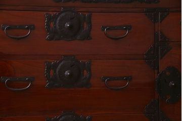 アンティーク家具　和製アンティーク　漆塗り　前面ケヤキ材の仙台箪笥(衣装箪笥、引き出し)