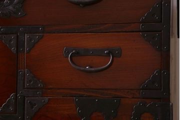 アンティーク家具　和製アンティーク　漆塗り　前面ケヤキ材の仙台箪笥(衣装箪笥、引き出し)