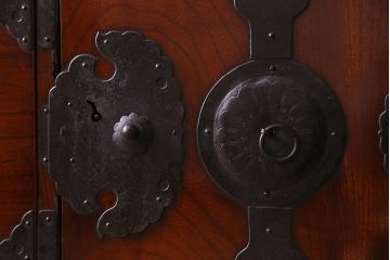 アンティーク家具　和製アンティーク　漆塗り　前面ケヤキ材の仙台箪笥(衣装箪笥、引き出し)