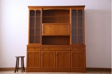 中古　STAG(スタッグ)社製　大振りなビンテージキャビネット(カップボード、食器棚、収納棚)