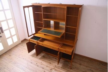 中古　STAG(スタッグ)社製　大振りなビンテージキャビネット(カップボード、食器棚、収納棚)