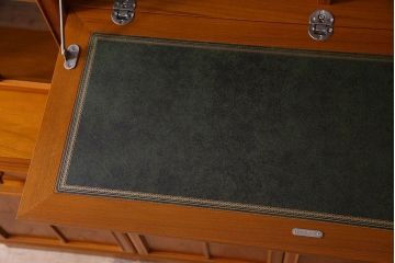 中古　STAG(スタッグ)社製　大振りなビンテージキャビネット(カップボード、食器棚、収納棚)