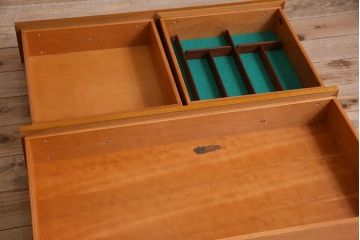中古　STAG(スタッグ)社製　大振りなビンテージキャビネット(カップボード、食器棚、収納棚)