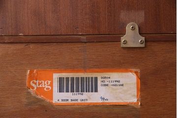 中古　STAG(スタッグ)社製　大振りなビンテージキャビネット(カップボード、食器棚、収納棚)
