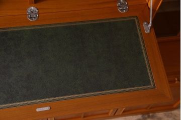 中古　STAG(スタッグ)社製　大振りなビンテージキャビネット(カップボード、食器棚、収納棚)