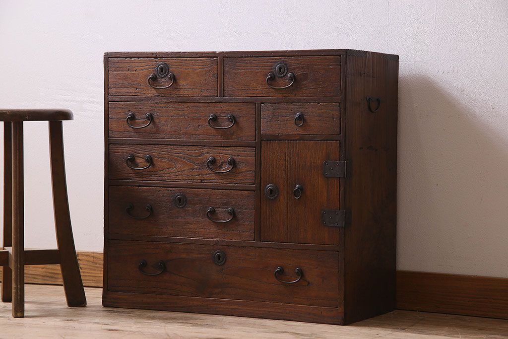 アンティーク家具　和製アンティーク　小振り　引き出し9杯付き!前面桐材の小箪笥(引き出し、チェスト、桐箪笥、桐たんす)