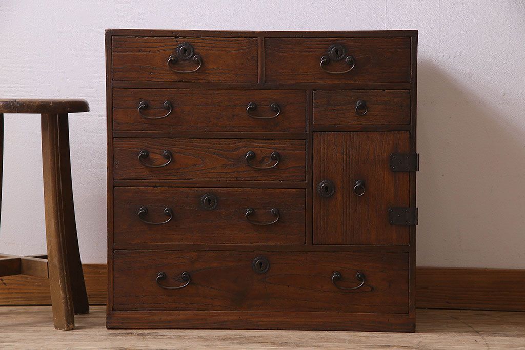 アンティーク家具　和製アンティーク　小振り　引き出し9杯付き!前面桐材の小箪笥(引き出し、チェスト、桐箪笥、桐たんす)
