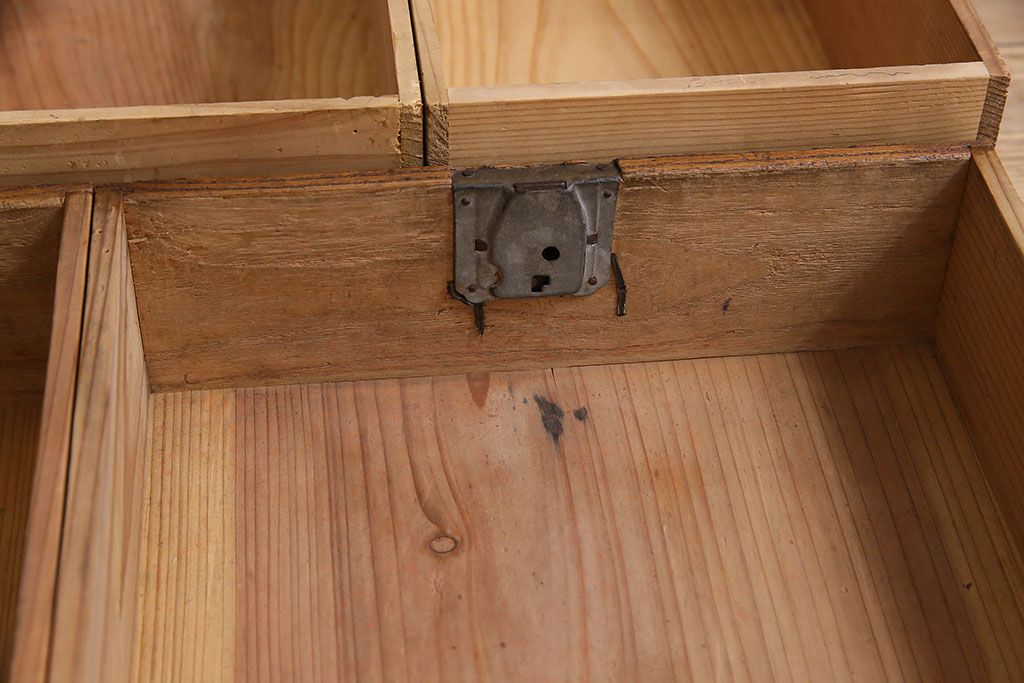 アンティーク家具　和製アンティーク　小振り　引き出し9杯付き!前面桐材の小箪笥(引き出し、チェスト、桐箪笥、桐たんす)