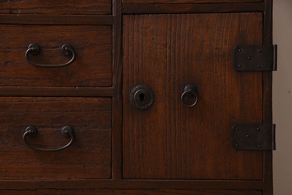 アンティーク家具　和製アンティーク　小振り　引き出し9杯付き!前面桐材の小箪笥(引き出し、チェスト、桐箪笥、桐たんす)