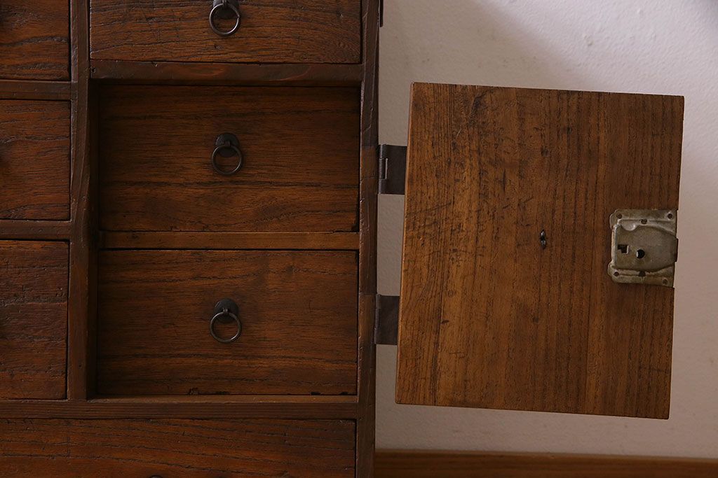 アンティーク家具　和製アンティーク　小振り　引き出し9杯付き!前面桐材の小箪笥(引き出し、チェスト、桐箪笥、桐たんす)