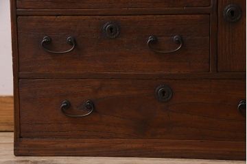 アンティーク家具　和製アンティーク　小振り　引き出し9杯付き!前面桐材の小箪笥(引き出し、チェスト、桐箪笥、桐たんす)