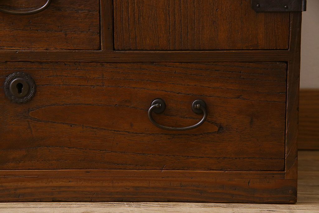 アンティーク家具　和製アンティーク　小振り　引き出し9杯付き!前面桐材の小箪笥(引き出し、チェスト、桐箪笥、桐たんす)