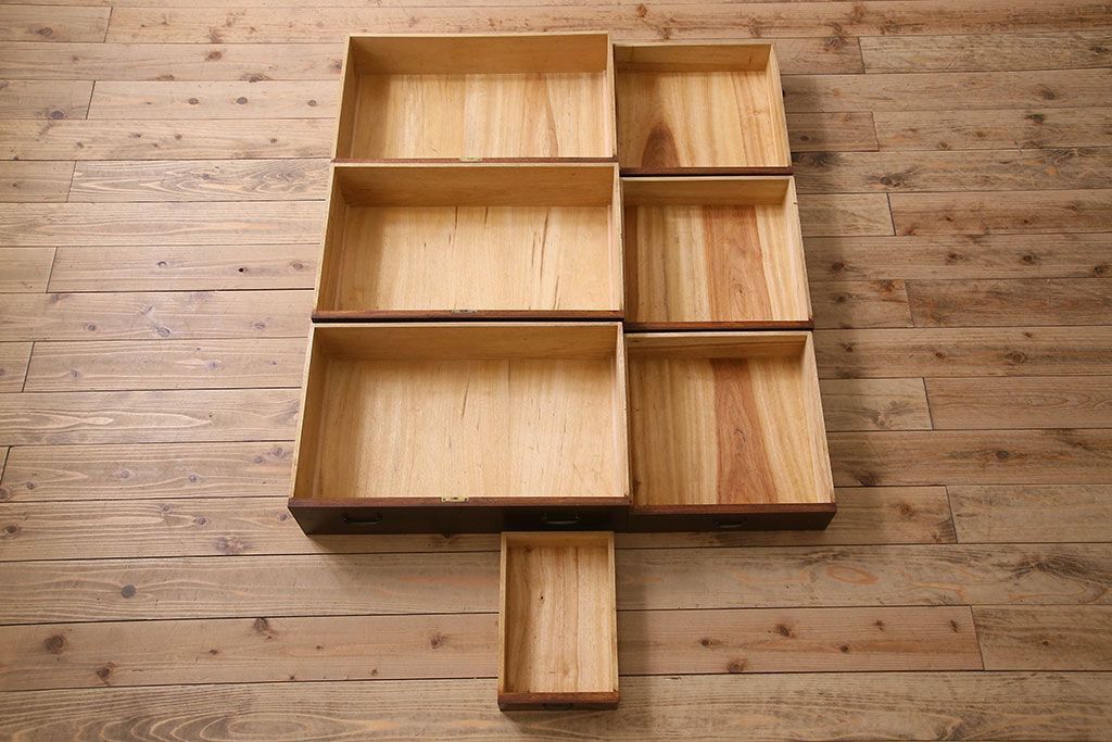 アンティーク家具　和製アンティーク　大正昭和期　総楠の木材製の上質な引き出し(チェスト)