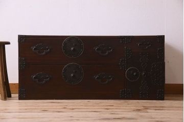 アンティーク家具　R-2　明治大正期　前面栗材製　蝶覆輪金具付き米沢箪笥・上段(衣装箪笥、ローボード、テレビボード)(1)