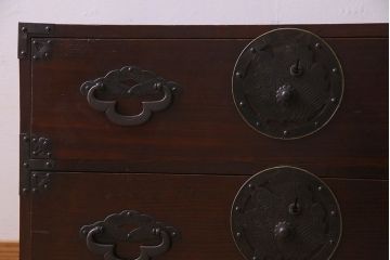 アンティーク家具　R-2　明治大正期　前面栗材製　蝶覆輪金具付き米沢箪笥・上段(衣装箪笥、ローボード、テレビボード)(1)