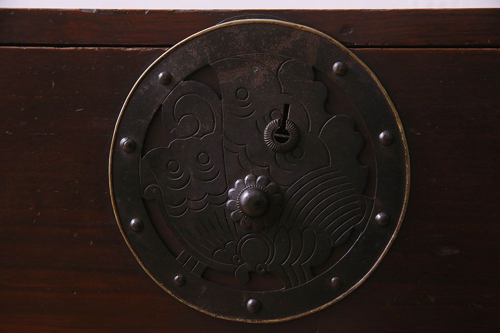 アンティーク家具　R-2　明治大正期　前面栗材製　蝶覆輪金具付き米沢箪笥・上段(衣装箪笥、ローボード、テレビボード)(1)