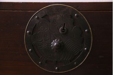 アンティーク家具　R-2　明治大正期　前面栗材製　蝶覆輪金具付き米沢箪笥・上段(衣装箪笥、ローボード、テレビボード)(1)