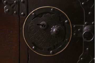 アンティーク家具　R-2　明治大正期　前面栗材製　蝶覆輪金具付き米沢箪笥・上段(衣装箪笥、ローボード、テレビボード)(1)