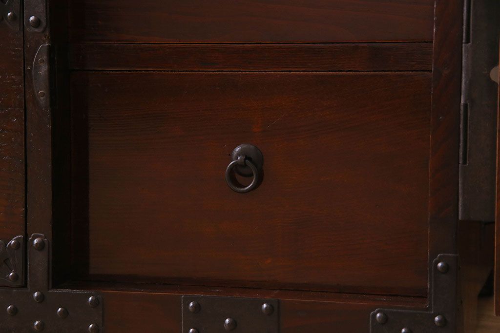 アンティーク家具　R-2　明治大正期　前面栗材製　蝶覆輪金具付き米沢箪笥・上段(衣装箪笥、ローボード、テレビボード)(1)