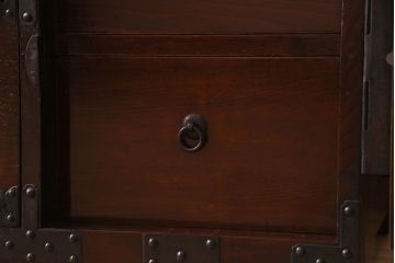 アンティーク家具　R-2　明治大正期　前面栗材製　蝶覆輪金具付き米沢箪笥・上段(衣装箪笥、ローボード、テレビボード)(1)