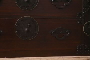 アンティーク家具　R-2　明治大正期　前面栗材製　蝶覆輪金具付き米沢箪笥・上段(衣装箪笥、ローボード、テレビボード)(1)