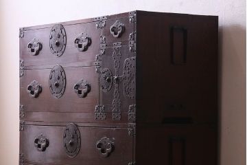 アンティーク家具　R-2　明治大正期　前面栗材製　蝶覆輪金具付き米沢箪笥・上段(衣装箪笥、ローボード、テレビボード)(1)