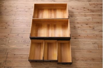 アンティーク家具　R-2　明治大正期　前面栗材製　蝶覆輪金具付き米沢箪笥・上段(衣装箪笥、ローボード、テレビボード)(1)