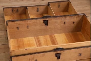 アンティーク家具　R-2　明治大正期　前面栗材製　蝶覆輪金具付き米沢箪笥・上段(衣装箪笥、ローボード、テレビボード)(1)