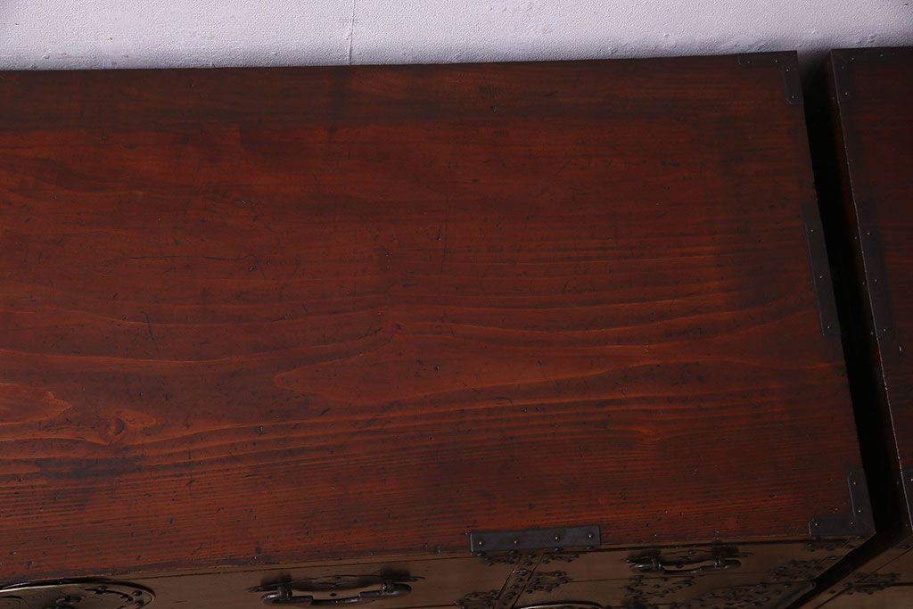 アンティーク家具　R-2　明治大正期　前面栗材製　蝶覆輪金具付き米沢箪笥・上段(衣装箪笥、ローボード、テレビボード)(1)