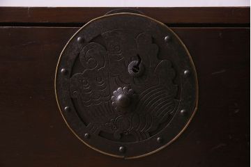 アンティーク家具　R-2　明治大正期　前面栗材製　蝶覆輪金具付き米沢箪笥・下段(衣装箪笥、ローボード、テレビボード)(2)
