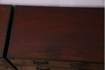 アンティーク家具　R-2　明治大正期　前面栗材製　蝶覆輪金具付き米沢箪笥・下段(衣装箪笥、ローボード、テレビボード)(2)