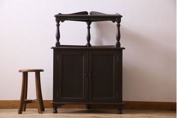 アンティーク家具　ナラ素材使用!気品漂うコーナーラック(収納棚)