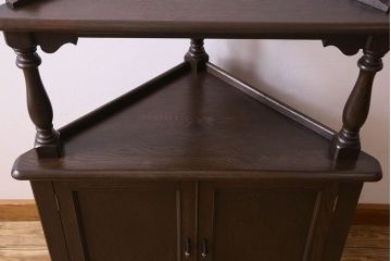 アンティーク家具　ナラ素材使用!気品漂うコーナーラック(収納棚)