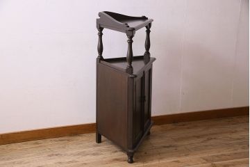 アンティーク家具　ナラ素材使用!気品漂うコーナーラック(収納棚)
