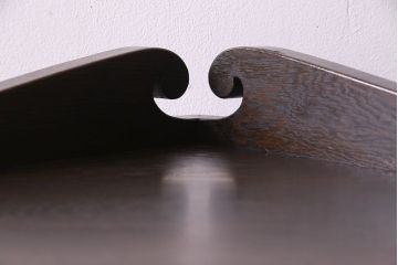 アンティーク家具　ナラ素材使用!気品漂うコーナーラック(収納棚)