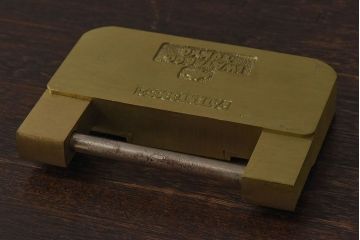 アンティーク雑貨　ビンテージ　IWATA(岩田)　古い真鍮製の錠前(鍵、カギ)・鍵2個付き(1)