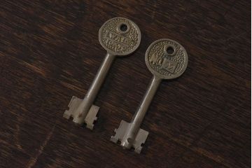 アンティーク雑貨　ビンテージ　IWATA(岩田)　古い真鍮製の錠前(鍵、カギ)・鍵2個付き(1)