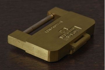 アンティーク雑貨　ビンテージ　IWATA(岩田)　古い真鍮製の錠前(鍵、カギ)・鍵2個付き(1)