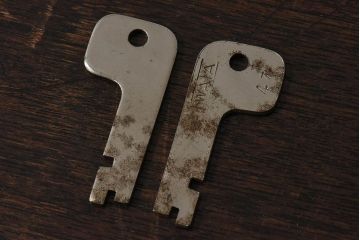 アンティーク雑貨　ビンテージ　IWATA(岩田)　古い真鍮製の錠前(鍵、カギ)・鍵2個付き(2)