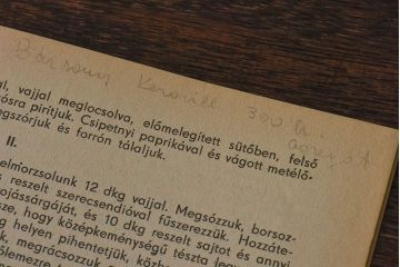 アンティーク雑貨　ビンテージ　1960年頃　ハンガリー製　レトロな雑誌(古書、英字本)(1)